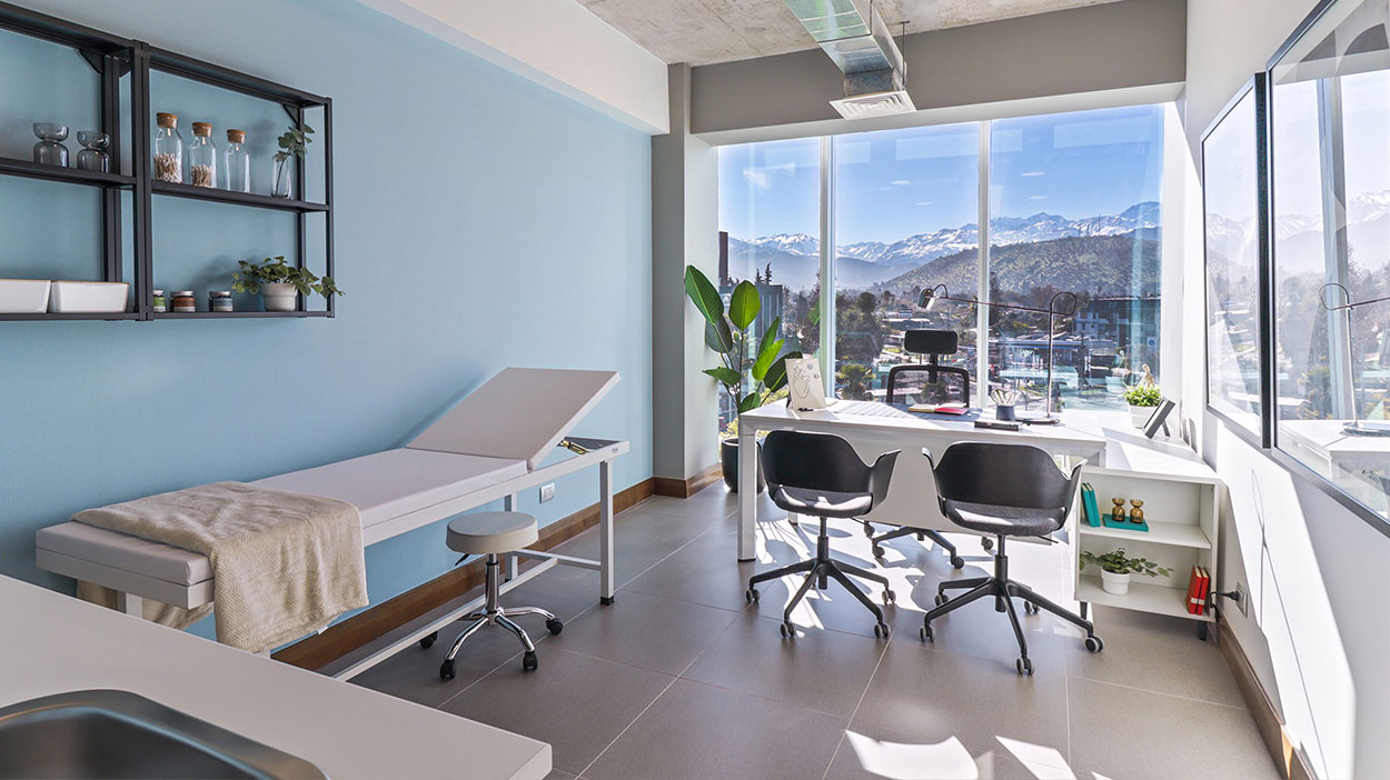 Sala de consulta clínica con vista a la cordillera