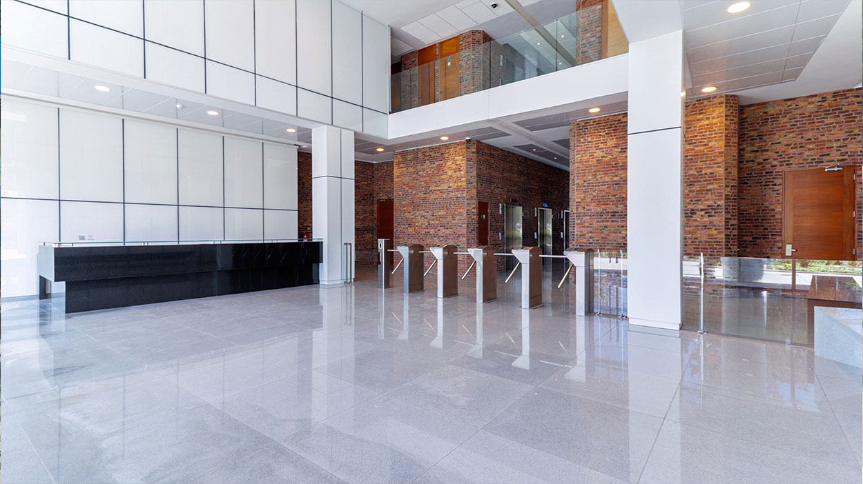 Lobby corporativo con pisos de mármol