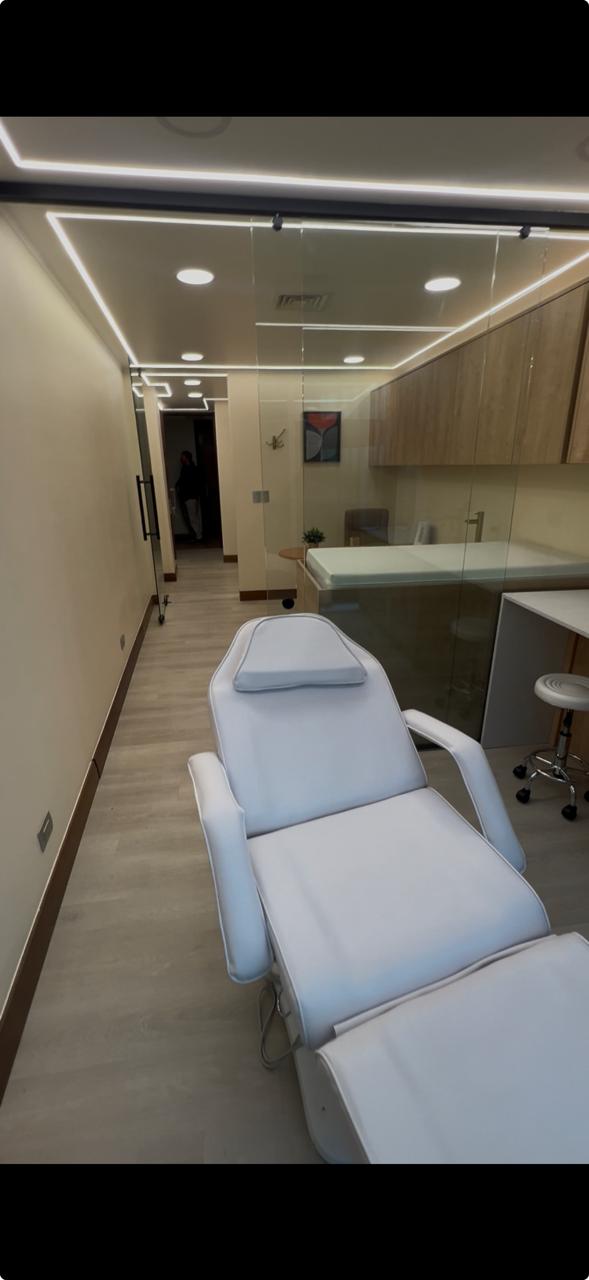 Sala clínica estética con sillones de tratamiento